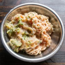 Измельчаем куриное филе в мясорубке с решеткой с мелкими отверстиями Измельчаем куриное филе в мясорубке с решеткой с мелкими отверстиями