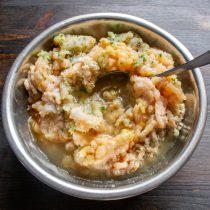 Наливаем холодный куриный бульон Наливаем холодный куриный бульон