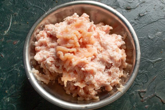 Пропускаем куриную грудку, свиной шпик и кусочки свинины через мясорубку Пропускаем куриную грудку, свиной шпик и кусочки свинины через мясорубку