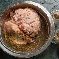 Насыпаем молотый душистый перец и толченный кориандр Насыпаем молотый душистый перец и толченный кориандр