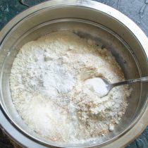 Тесто можно готовить в кухонном комбайне или смешивать вручную