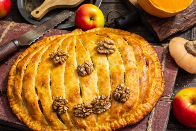 Пирог с тыквой, яблоками и грецкими орехами Пирог с тыквой, яблоками и грецкими орехами