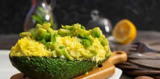 Простой и вкусный завтрак — фаршированное авокадо