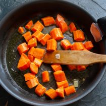 Высыпаем кубики моркови на разогретую сковороду
