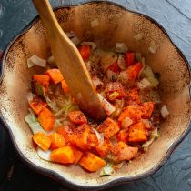 К обжаренному луку добавляем пассированную морковь