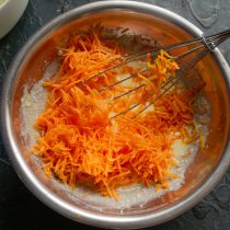Добавляем тёртую морковь в тесто