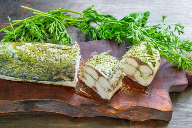 Застывший рулет легко нарезать на порции – вкусно и красиво Застывший рулет легко нарезать на порции – вкусно и красиво