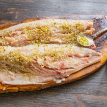 Посыпаем крупной морской солью, добавляем половину чайной ложки чесночного порошка Посыпаем крупной морской солью, добавляем половину чайной ложки чесночного порошка