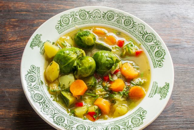 Вегетарианский суп с брюссельской капустой и кабачком подаем на стол горячим или теплым