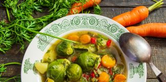 Вегетарианский суп с брюссельской капустой и кабачком