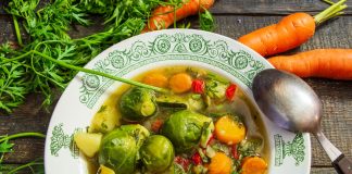 Вегетарианский суп с брюссельской капустой и кабачком