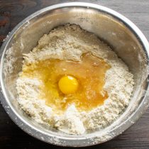 Разбиваем куриное яйцо Разбиваем куриное яйцо