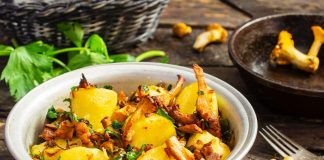 Жареные лисички с картофелем и луком