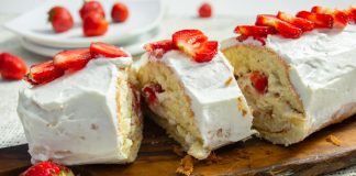 Бисквитный рулет с клубникой и сливками
