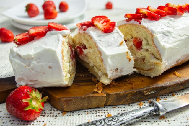 Бисквитный рулет с клубникой и сливками