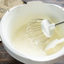 Разбиваем куриные яйца в чашу миксера Разбиваем куриные яйца в чашу миксера