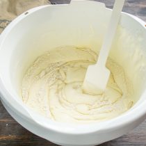 Круговыми движениями медленно вмешиваем муку Круговыми движениями медленно вмешиваем муку