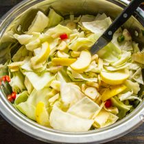 Яблоки нарезаем крупными дольками Яблоки нарезаем крупными дольками