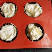 Выкладываем в ячейки маскарпоне Выкладываем в ячейки маскарпоне