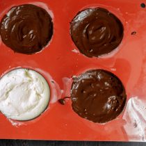 Разравниваем шоколад лопаткой и снова охлаждаем Разравниваем шоколад лопаткой и снова охлаждаем