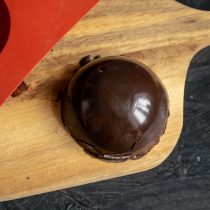 Застывшие глазированные сырки аккуратно достаём из формы Застывшие глазированные сырки аккуратно достаём из формы