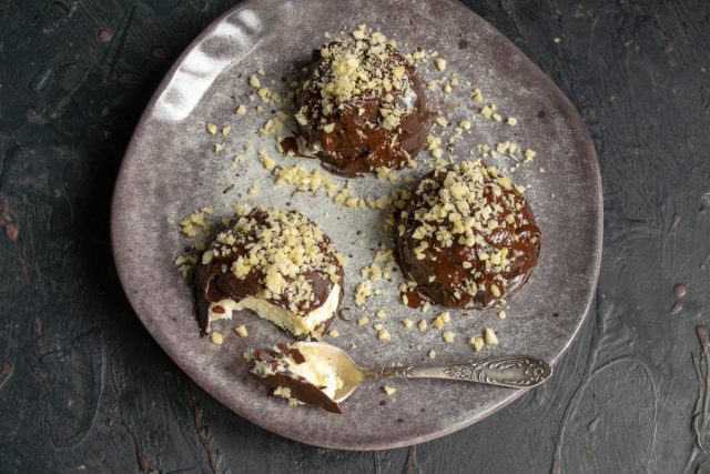 Остывшим ганашем поливаем сырки и посыпаем рубленным миндалём Остывшим ганашем поливаем сырки и посыпаем рубленным миндалём