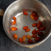 Бросаем орехи в кипящую воду на 2 минуты