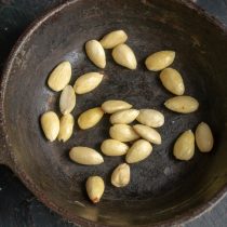 Очищенные ядра миндаля подсушиваем на сухой сковороде Очищенные ядра миндаля подсушиваем на сухой сковороде