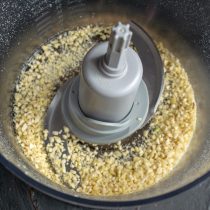 Измельчаем обжаренный миндаль в кухонном комбайне Измельчаем обжаренный миндаль в кухонном комбайне