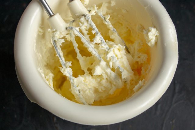 Взбиваем ингредиенты миксером до однородности Взбиваем ингредиенты миксером до однородности