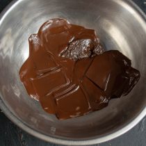 Растапливаем шоколад на водяной бане или в микроволновой печи