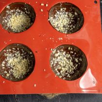 Посыпаем формы миндальной крошкой Посыпаем формы миндальной крошкой