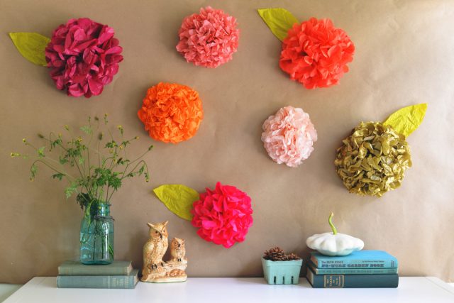 Пышные цветы из ярких салфеток - выигрышный и оригинальный способ украсить комнату