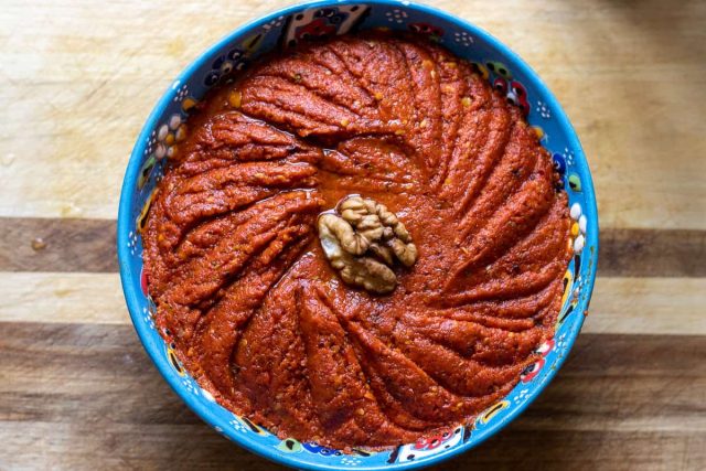 С кипрским базиликом получилась вкусная паста с грецкими орехами, перцем и чесноком С кипрским базиликом получилась вкусная паста с грецкими орехами, перцем и чесноком