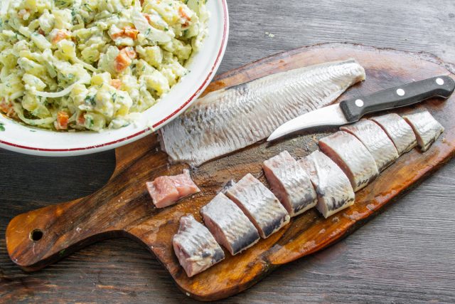 Нарезаем филе сельди кусочками