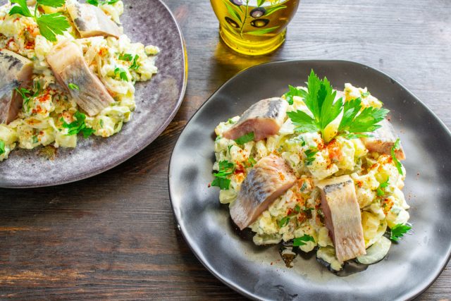 Картофельные салат с селедкой популярное блюдо чешской, австрийской и немецкой кухни