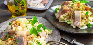 Картофельный салат с яйцом и сельдью