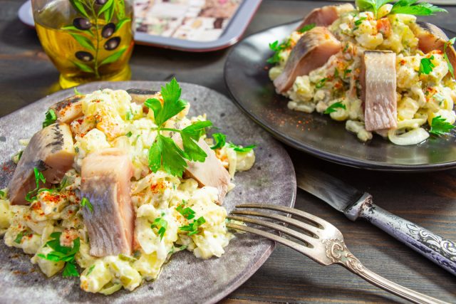 Картофельный салат с яйцом и сельдью