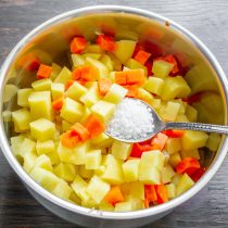 Нарезаем овощи кубиками размером примерно в пол сантиметра как обычно для салата