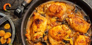 Куриные бедра с черносливом и курагой