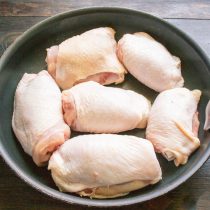 Кладем подготовленные куриные бедра на раскаленную сковороду