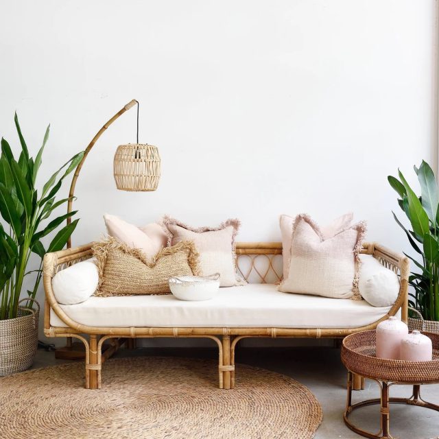 Диванчик из ротанга выглядит легко и экзотично