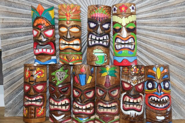 Гавайи знамениты своими масками и тотемами, которые вы можете использовать в декоре комнаты
