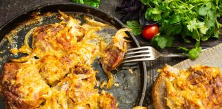 Мясо по-французски со сметаной и сыром