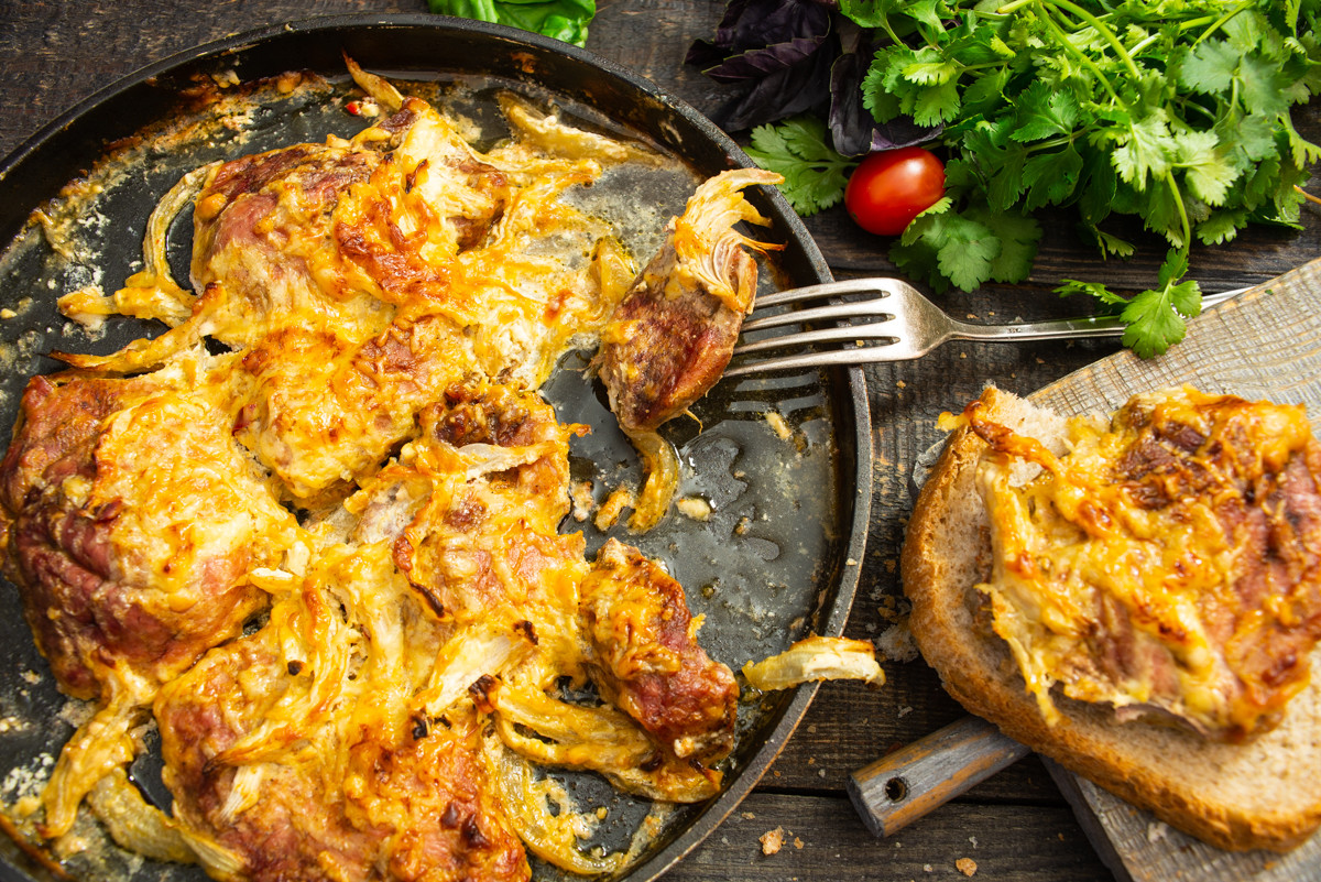 Мясо по-французски со сметаной и сыром