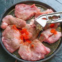 Насыпаем по чайной ложке без горки молотой сладкой паприки и сухой смеси прованских трав