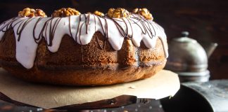Пирог с ананасами, яблоками и орехами