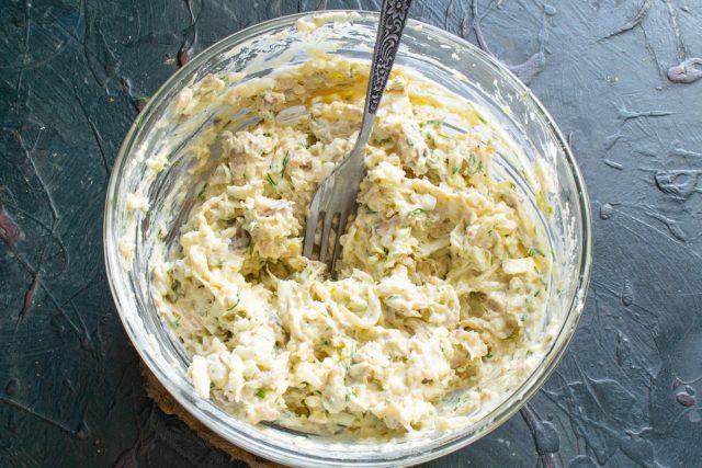 Тщательно перемешиваем салат Тщательно перемешиваем салат