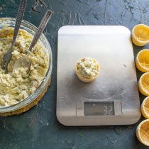 На одну порцию понадобится примерно 30 г салата На одну порцию понадобится примерно 30 г салата