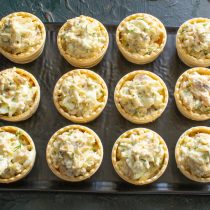 Наполняем тарталетки салатом Наполняем тарталетки салатом